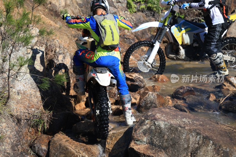 摩托车越野赛跳跃岩石上岸