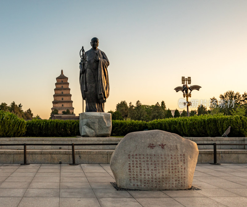 清晨的西安大雁塔大雁塔南广场玄奘雕塑景观