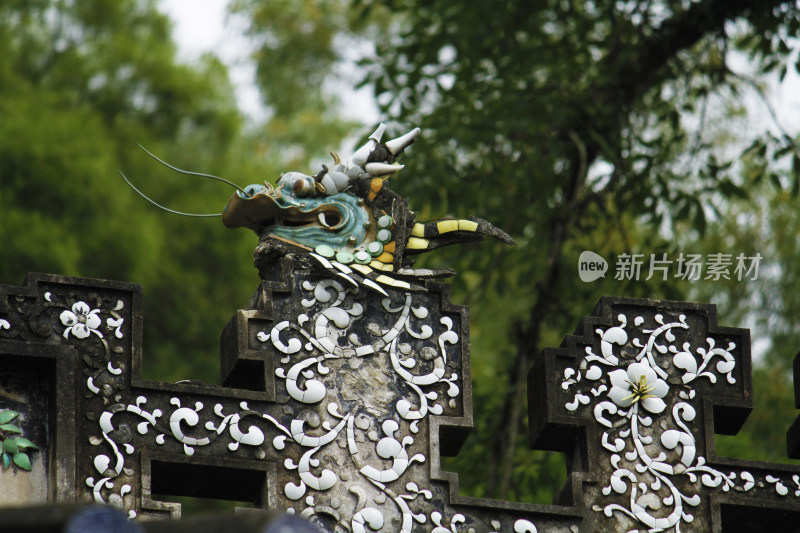 潮州古建筑屋顶精美的雕花装饰