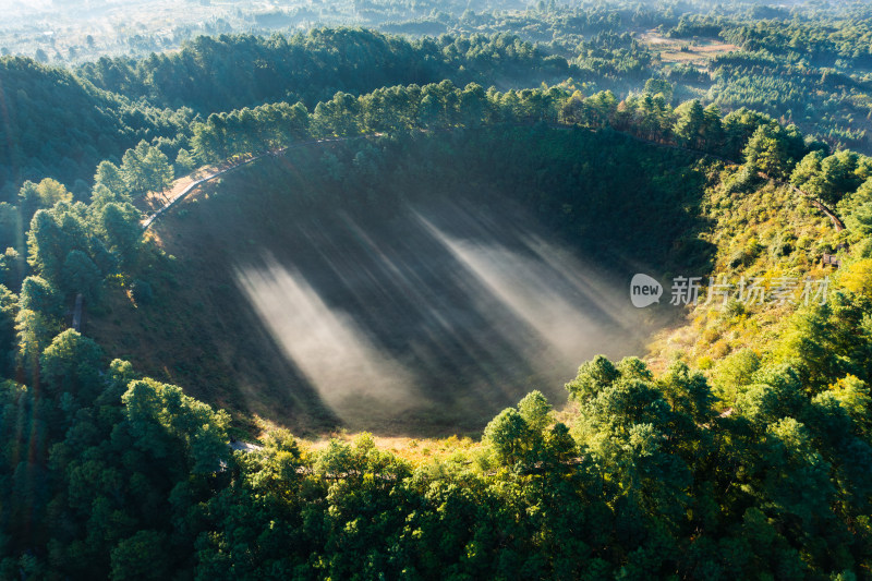 森林环绕中雾气缭绕的壮观火山口