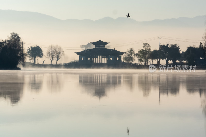 湖面倒影中式古建筑的清晨美景