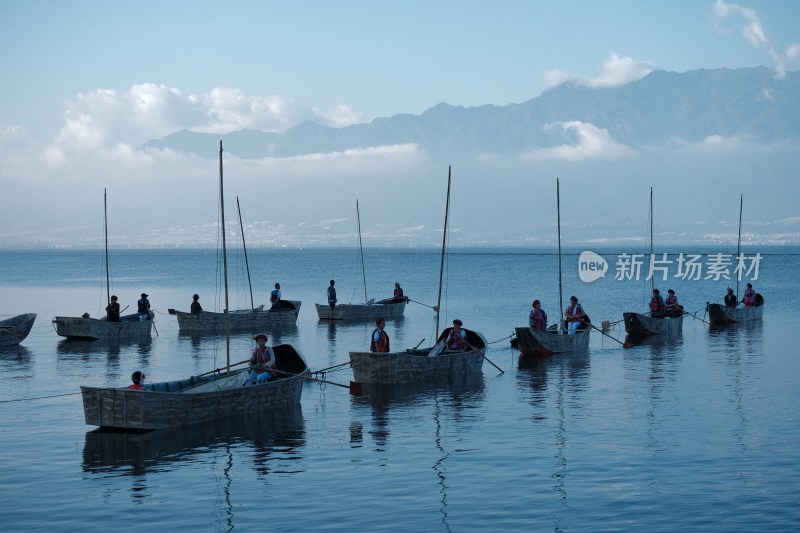 大理开海节湖上渔民乘船劳作景象