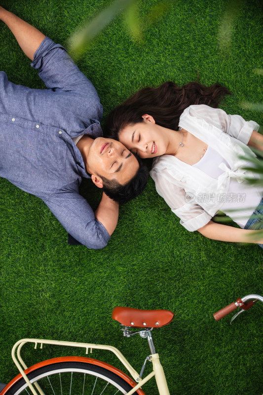 青年伴侣躺在草地上享受幸福时光