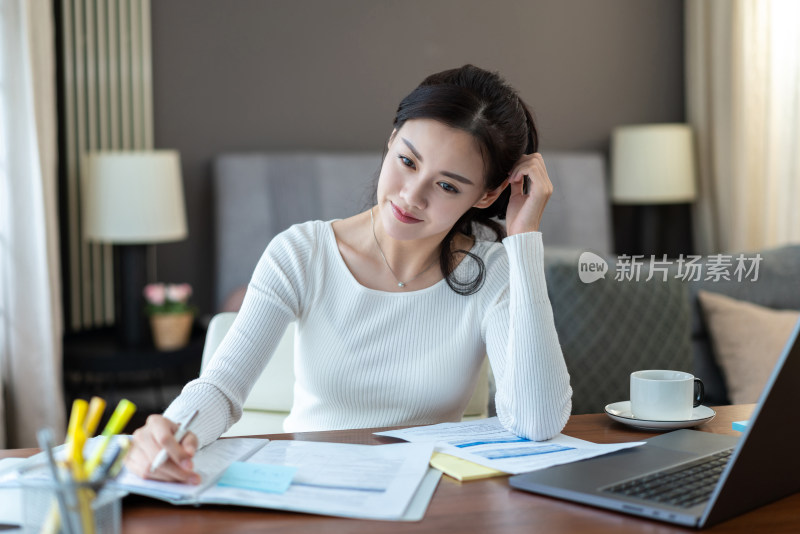 商务女子在酒店使用电脑