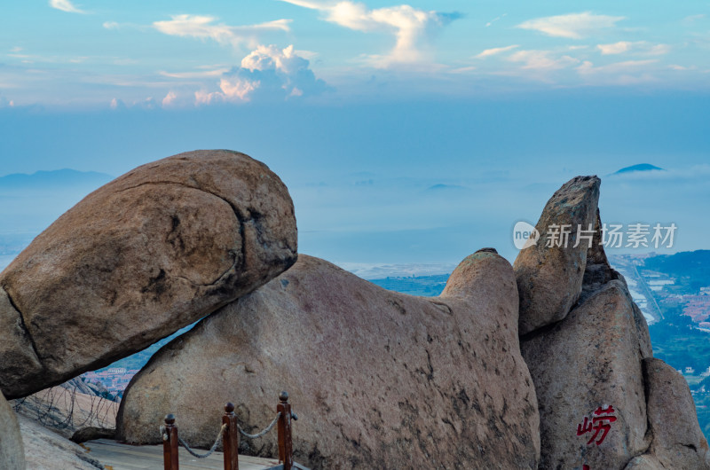 青岛崂山仰口景区，天苑上的巨石堆叠