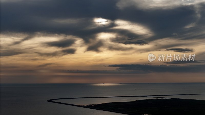 海上日落时分天空布满厚重云层的景象