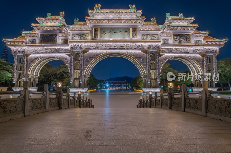 佛山顺峰山公园中华第一牌坊中式建筑夜景