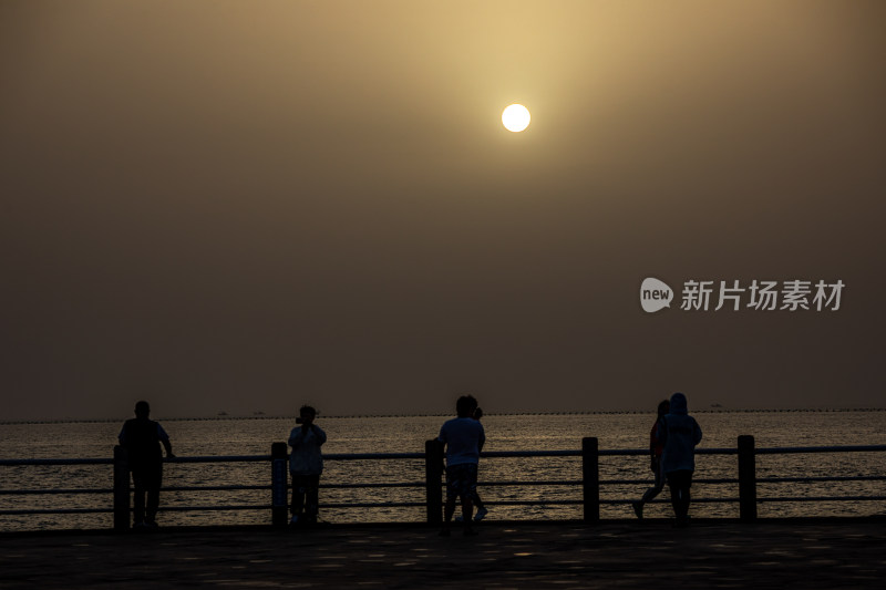 山东日照灯塔景区海上雾色日出景观