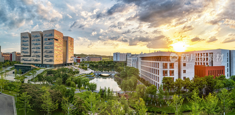 夕阳下的中国地质大学（武汉）未来城校区