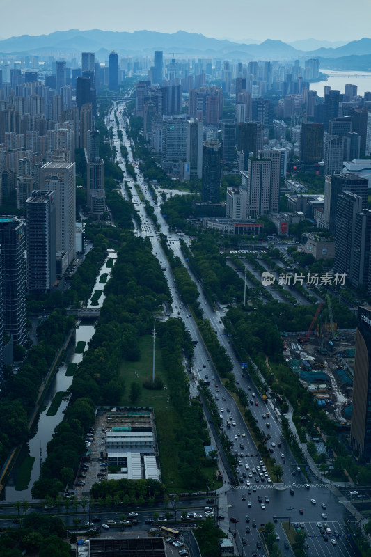 浙江杭州滨江的快速路和机场公路的城市风光