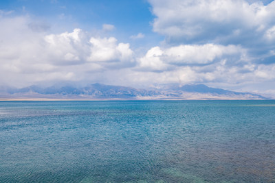 新疆名胜景区赛里木湖蓝色湖水