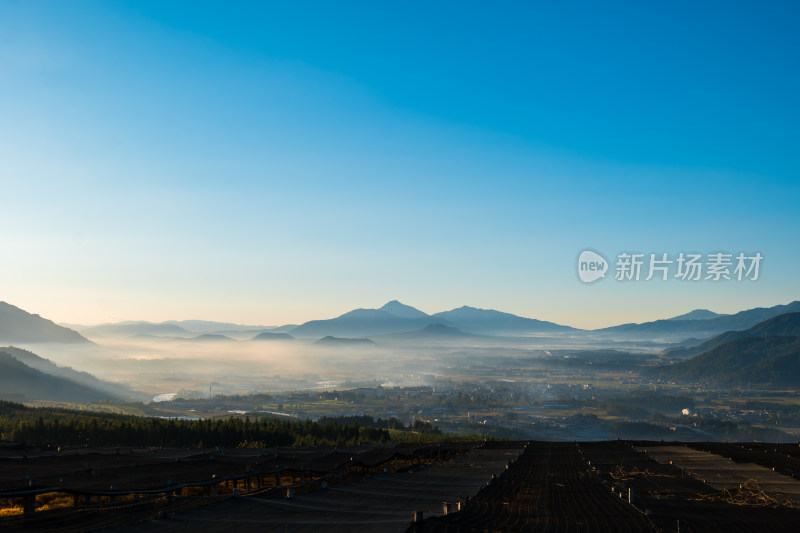 山间晨雾缭绕的壮观远景