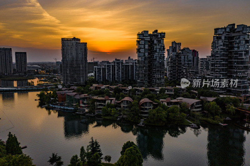 成都富人区麓湖的日落航拍风光全景图