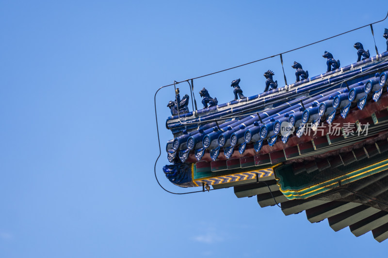 古建筑屋顶飞檐上的神兽特写