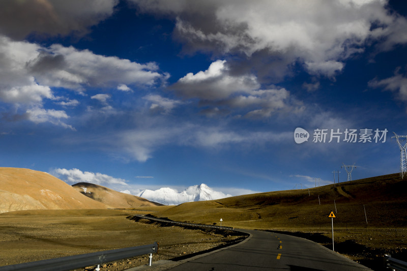 多云天气下的山地旷野自然景观