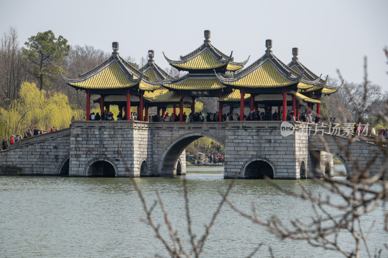 江苏省扬州市瘦西湖风景区五亭桥莲花桥春色