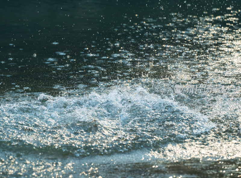 水面水花溅起景象
