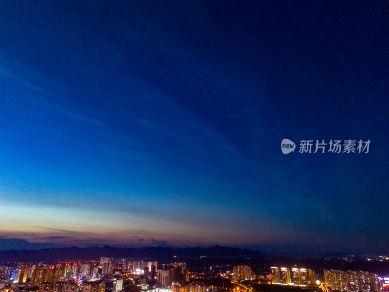 来宾蓝调时刻夜景航拍图