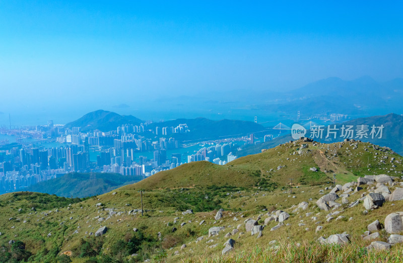 香港大帽山郊野公园自然风光与海湾城市建筑