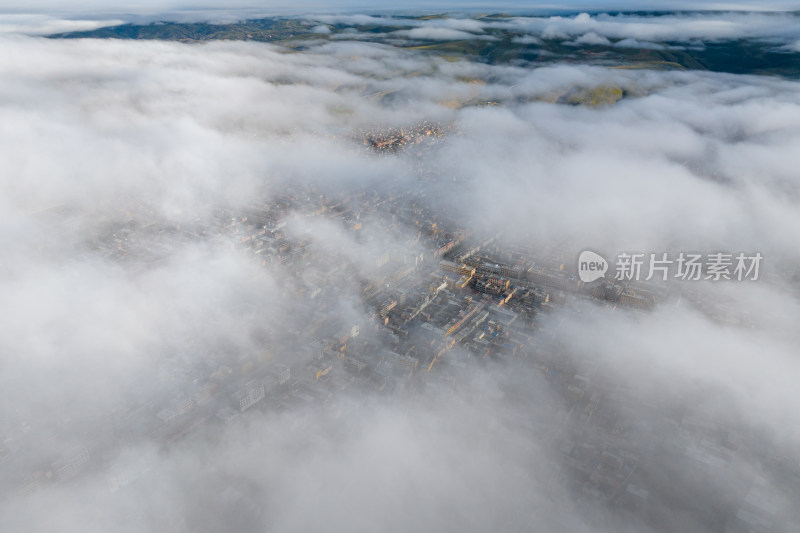 云海下的城市