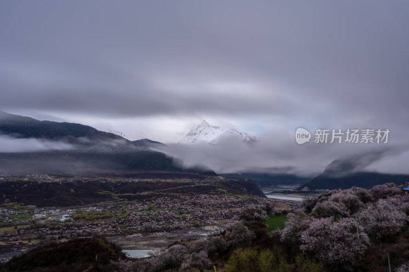 西藏林芝索松村南迦巴瓦峰雪山云海之巅