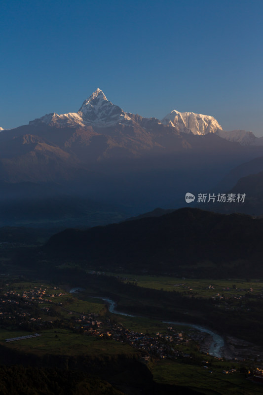 尼泊尔博卡拉雪山日出