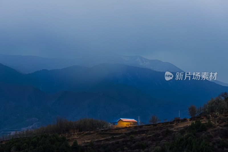 山间小屋远景图