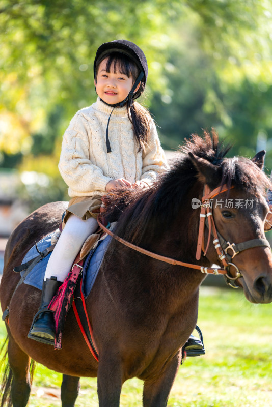 快乐的女孩骑马