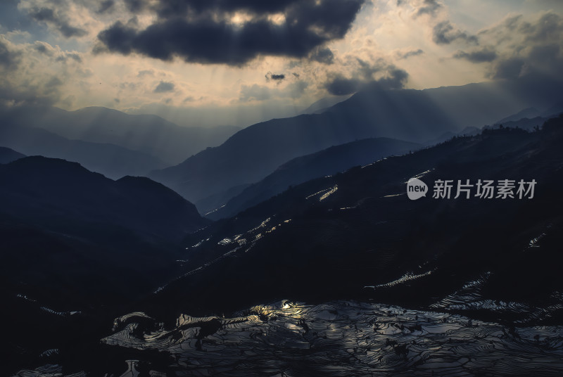 光线交织下的壮丽梯田山脉风景