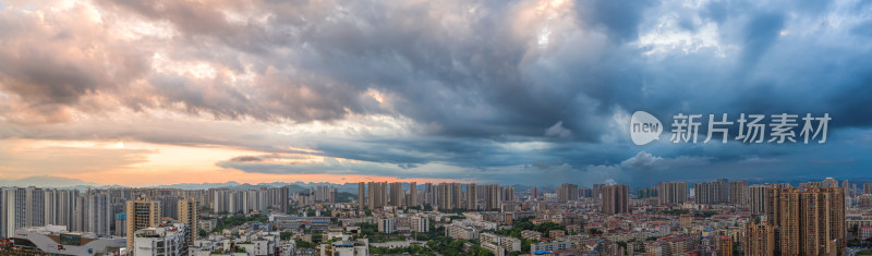 暴雨来临前的城市全景图