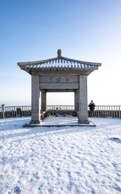 春雪后的泰安泰山风景区自然风光景点景观