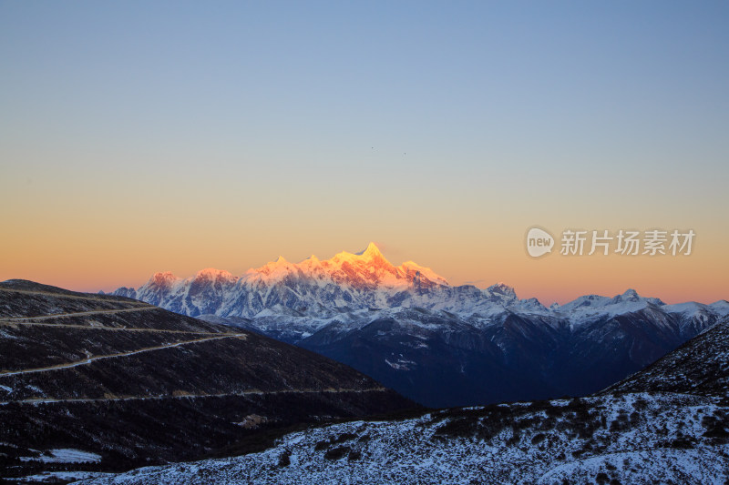 西藏林芝雪景南迦巴瓦峰日照金山雪山夕阳