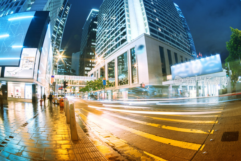 城市街道夜晚车流与高楼景观