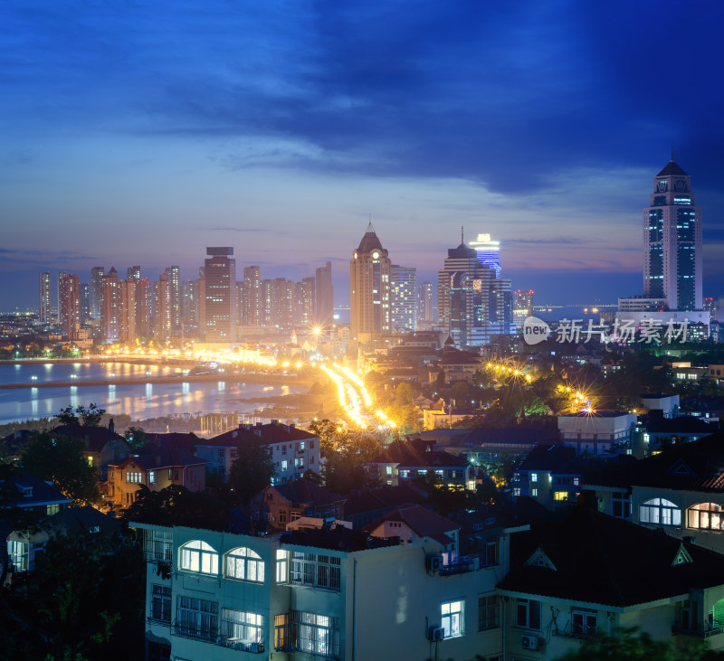 中国山东青岛小鱼山上俯瞰城市夜景