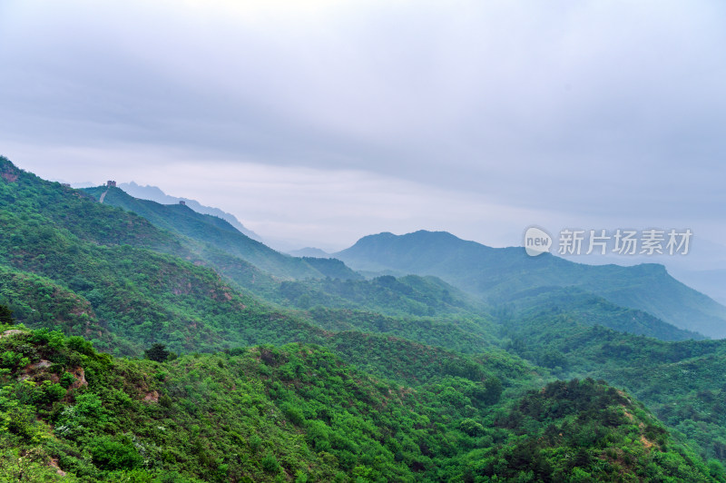 中国夏季金山岭长城阴天下雨云雾风光