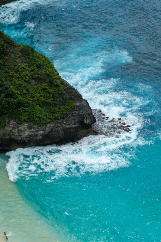 海岸边礁石与海浪景观