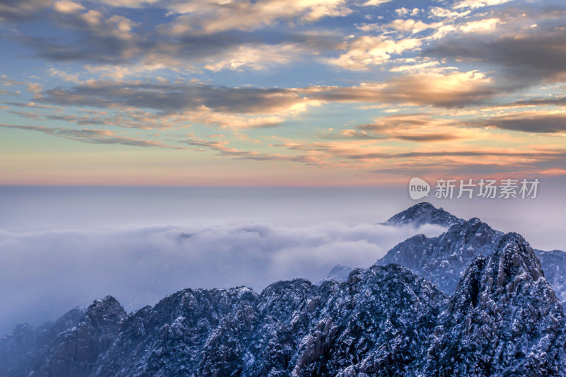 大美中国黄山雪景日出迎客松云雾缭绕