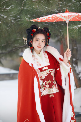 雪天户外身穿中式红色汉服的亚洲少女