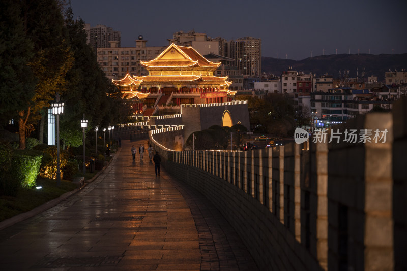 曲靖城门夜景