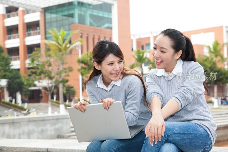 年轻大学生在校园里使用笔记本电脑