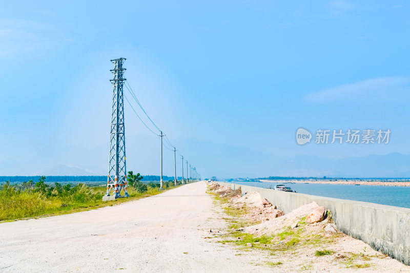 海边堤坝的宁静景色