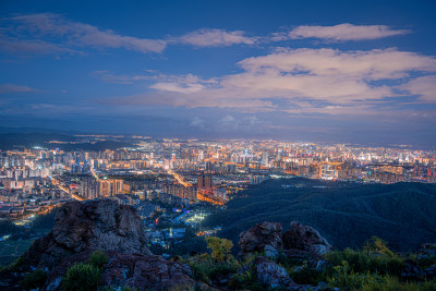 夜幕下长虫山俯瞰昆明城市全景