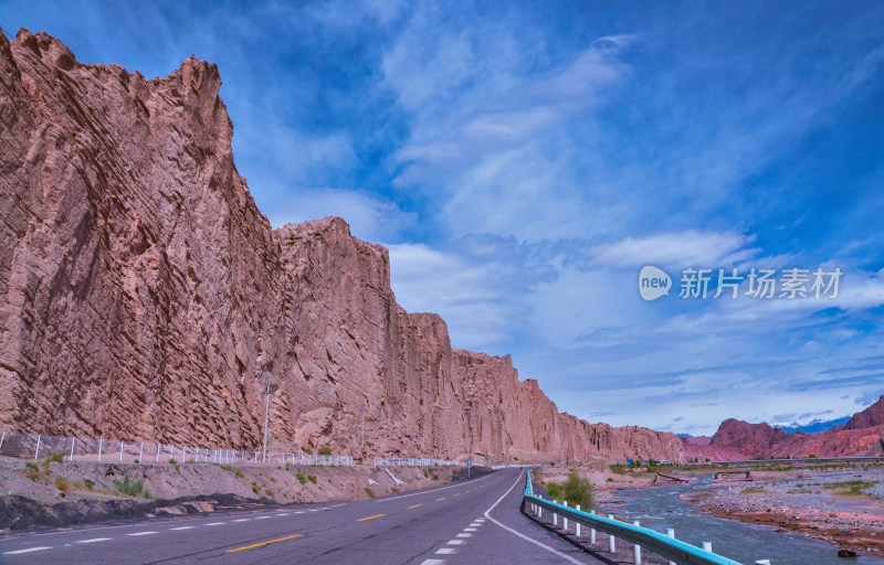 新疆阿克苏库车独库公路戈壁山峰自然风光