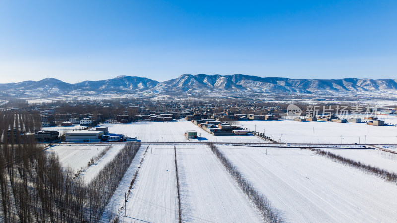 雪山下被白雪覆盖的村庄田野全景河南汝阳