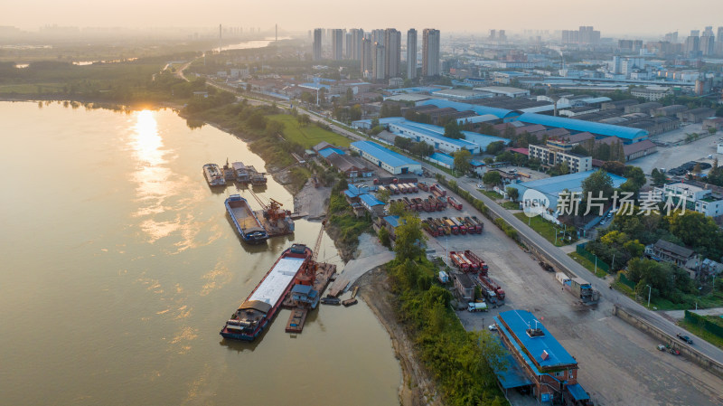 武汉汉江水路货运码头及货船