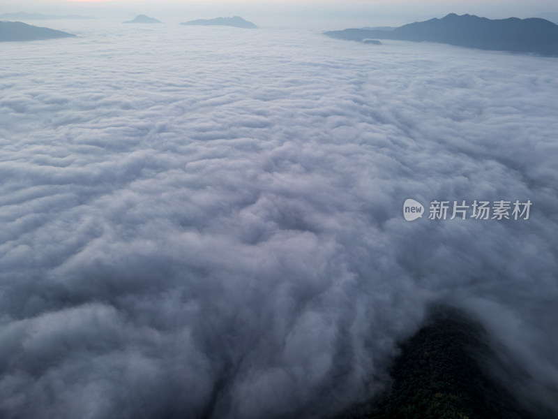 航拍云海之上的山峦