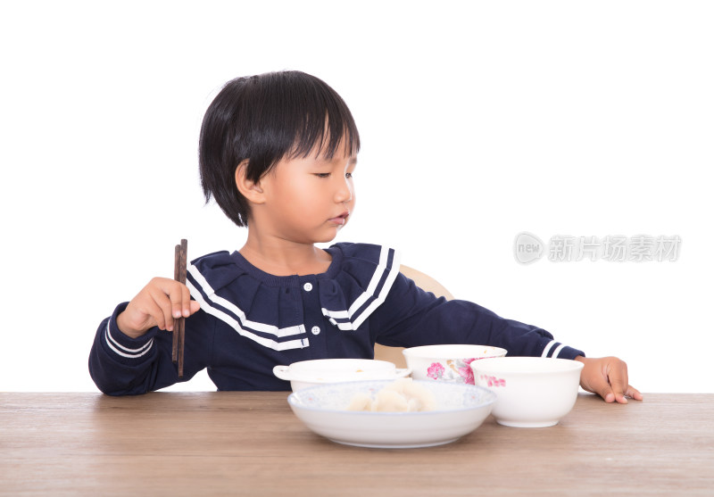 餐桌前即将吃饱而玩耍的中国小女孩