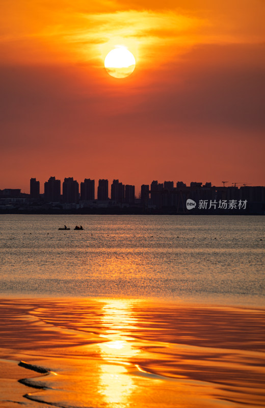 山东烟台金沙滩景区海上日落晚霞景观