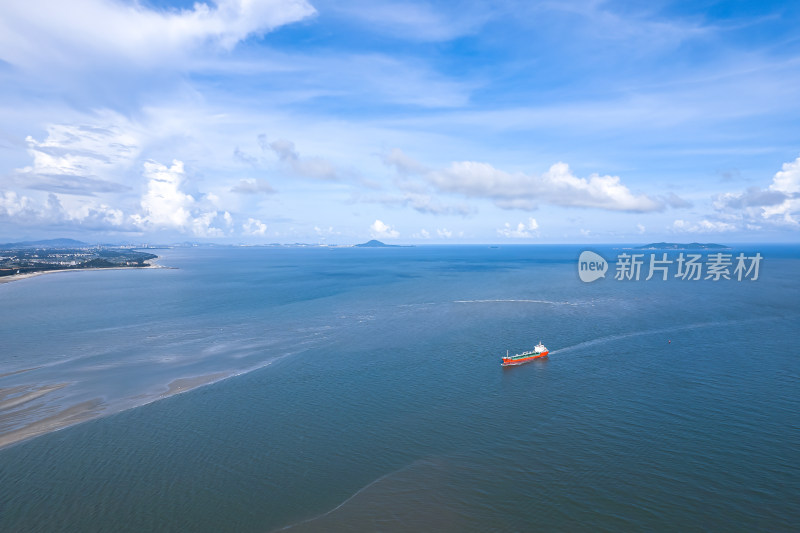 辽阔大海与沙滩边的壮阔风景