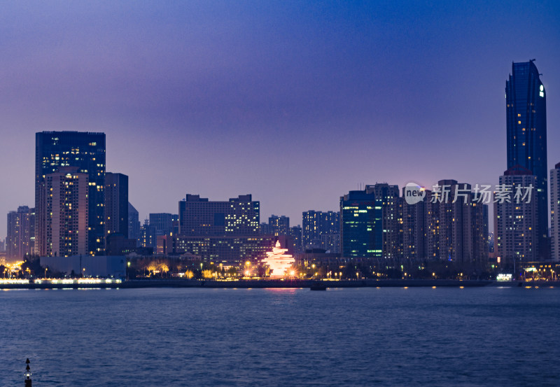 中国青岛市中心，对面五四广场夜景